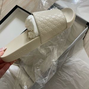 BRAND NEW Gucci women’s leather rubber sandals in ivory